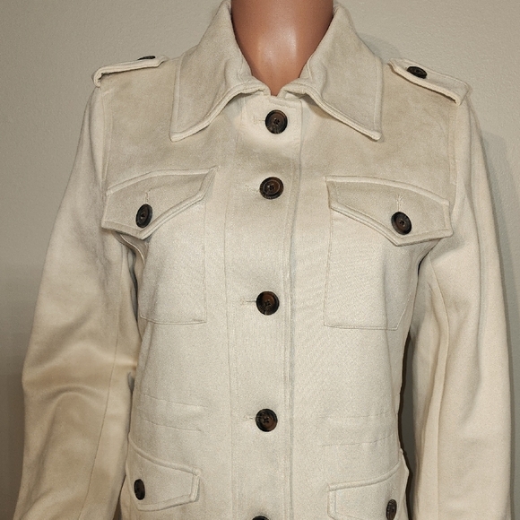 Rachel Cream Utility Jacket with Structured Design - Picture 6 of 15